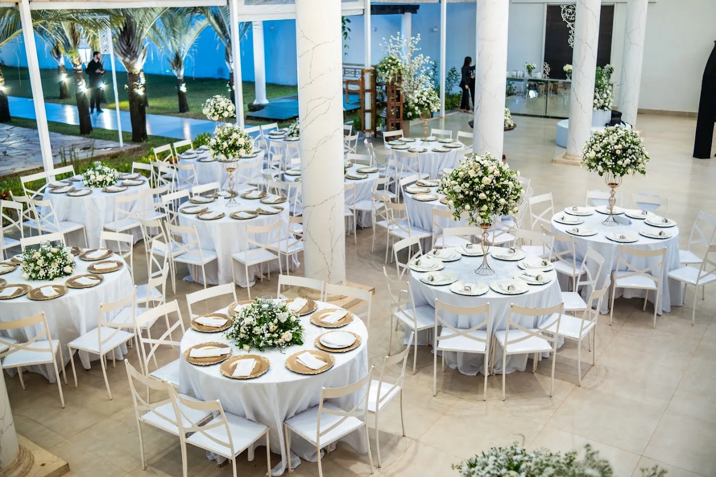 Salão do Vitorino com mesas preparadas para evento